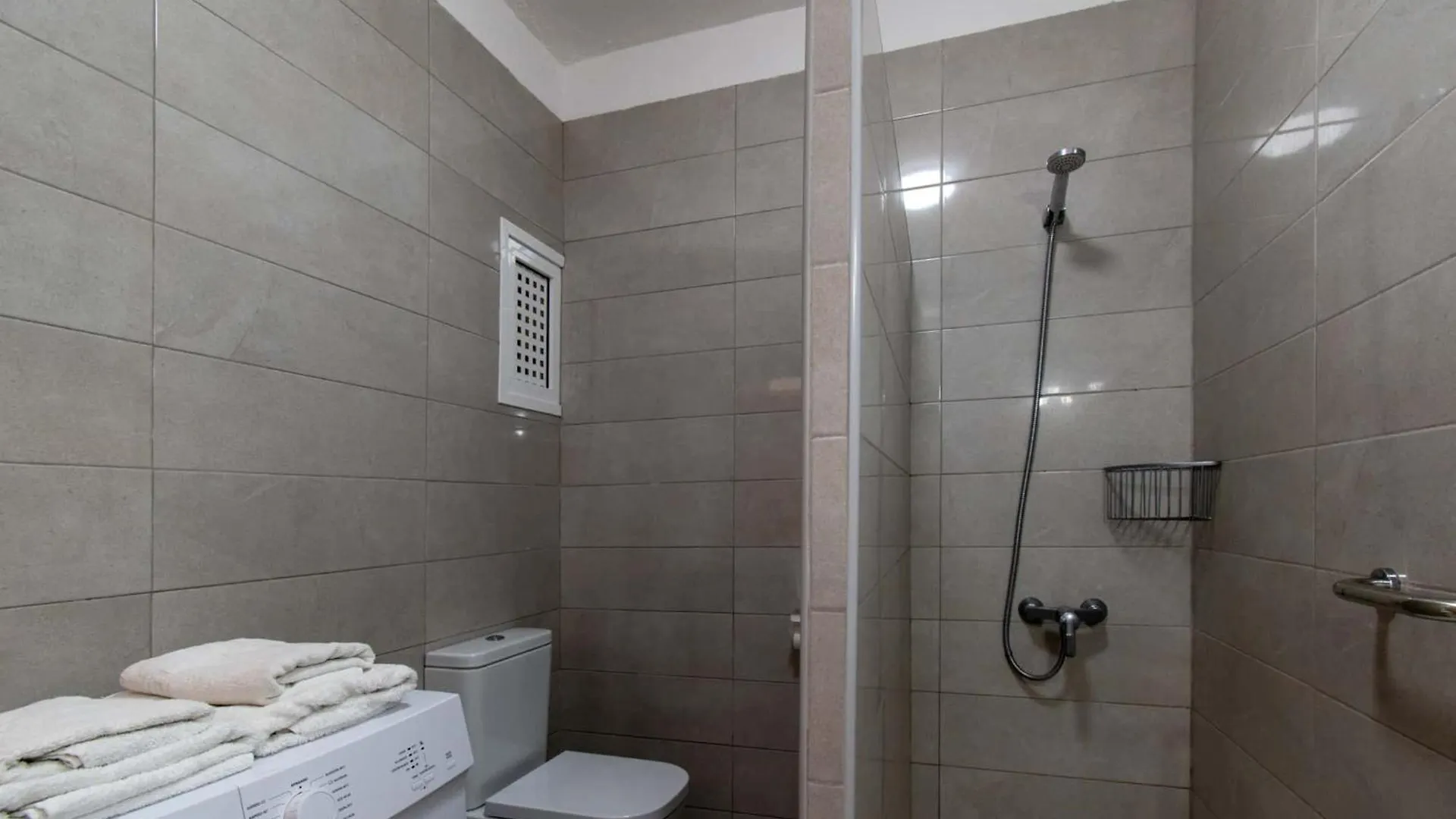 Las Floritas 24 - One Bed With Pool View 아로나 아파트