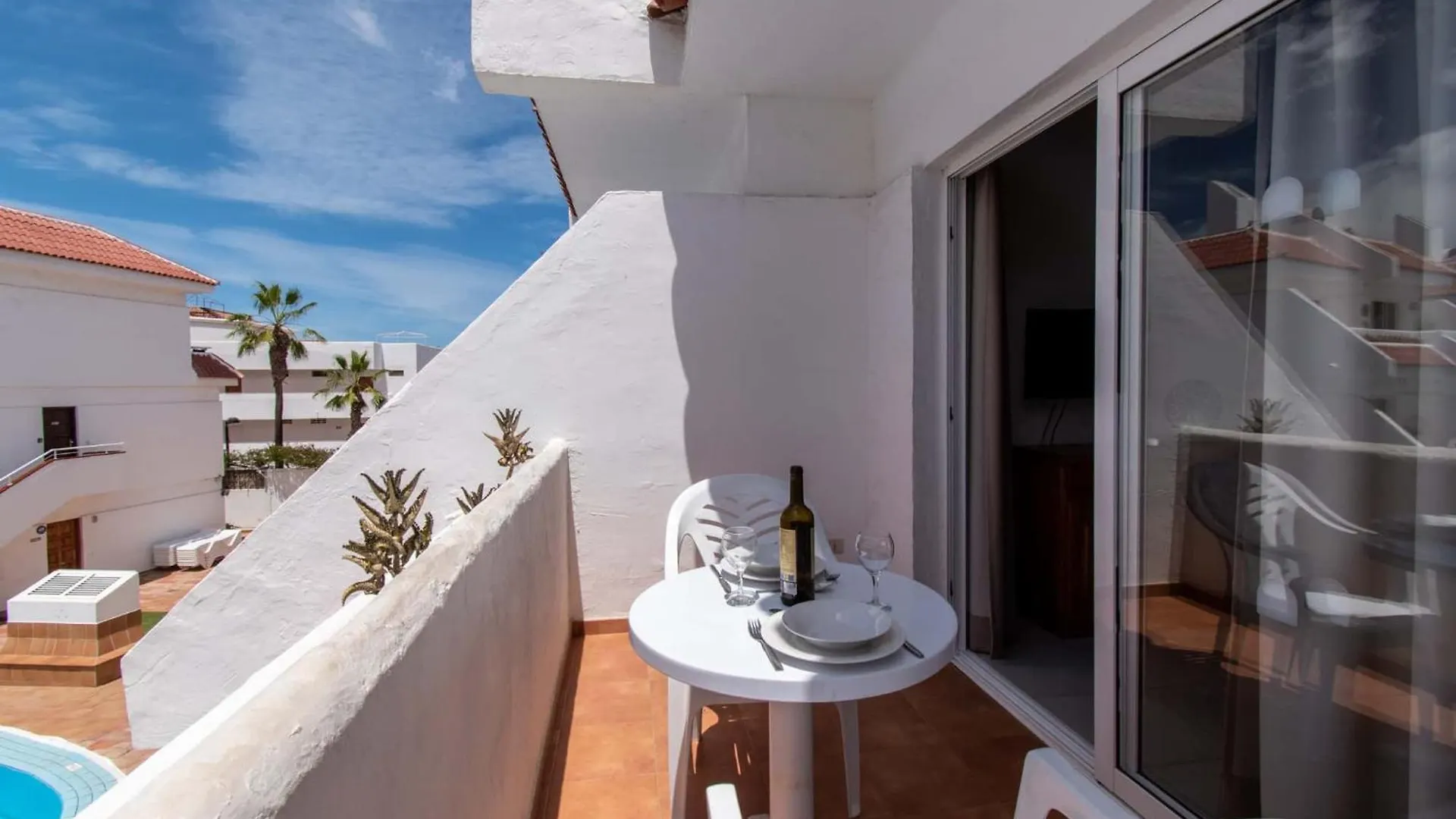 Las Floritas 24 - One Bed With Pool View 아로나 아파트