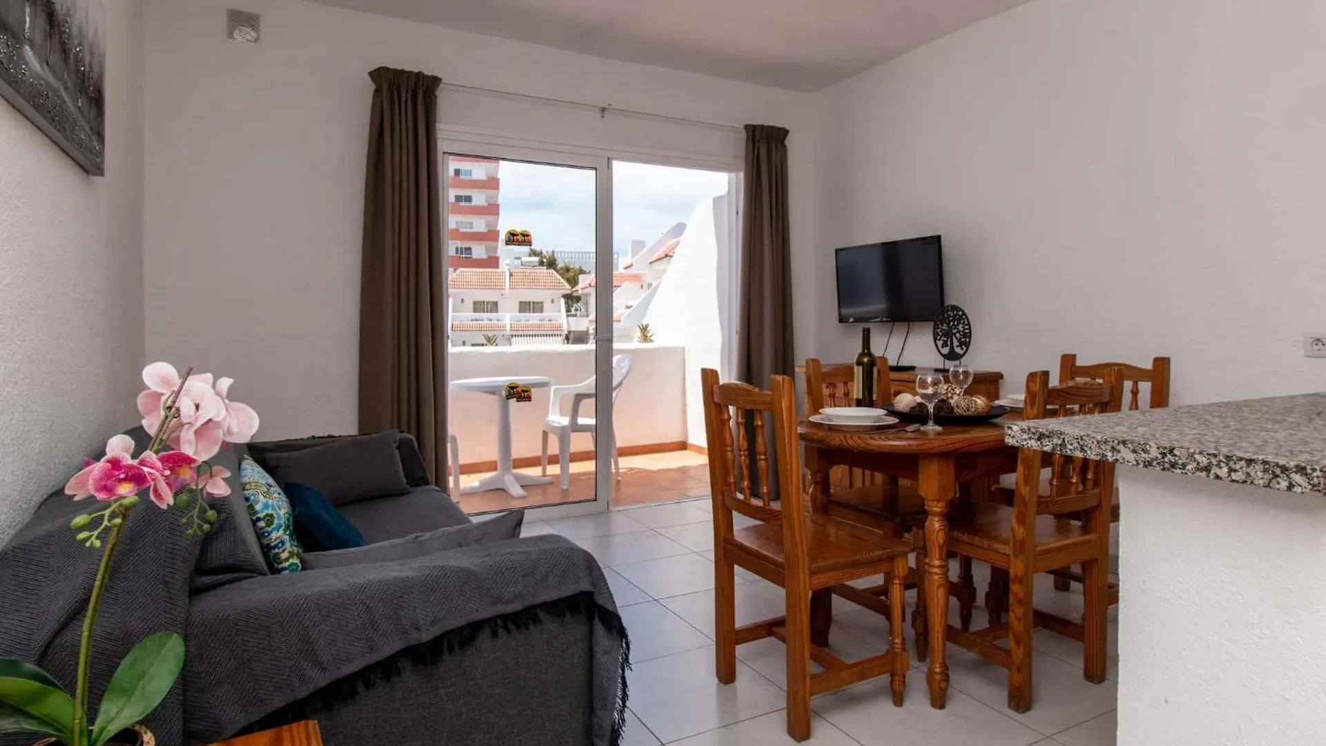 Las Floritas 24 - One Bed With Pool View 아로나 아파트